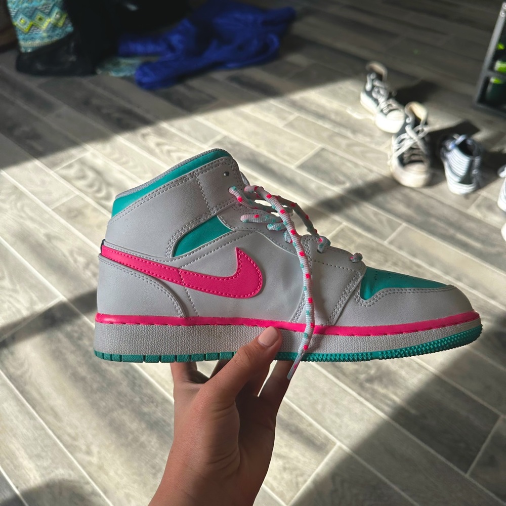 Air Jordan 1 Mid in Digital Pink